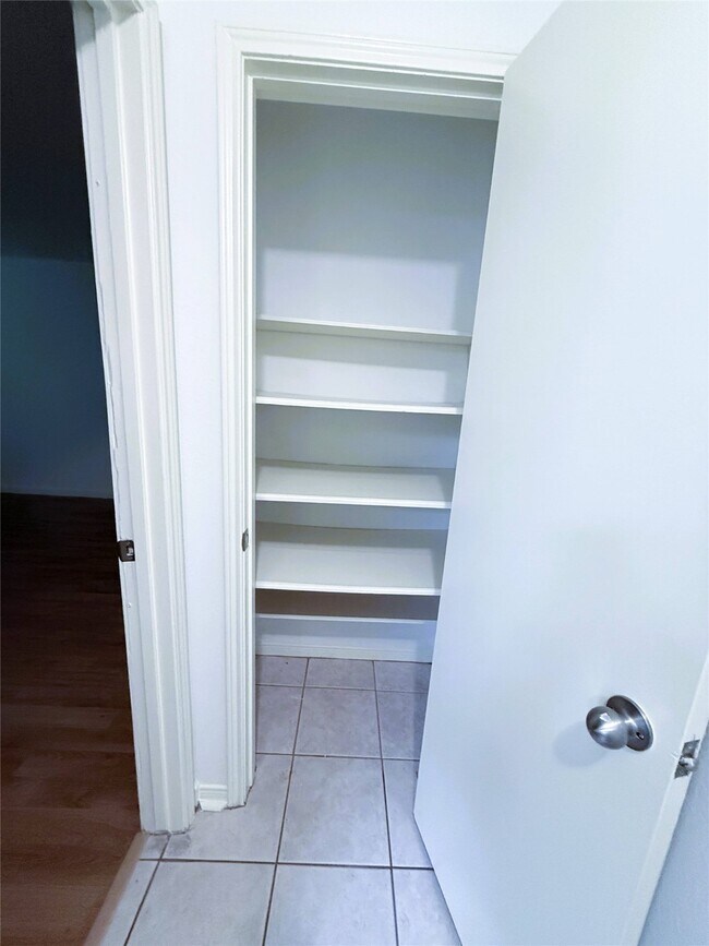 Building Photo - 6902 Sandy Knolls Dr