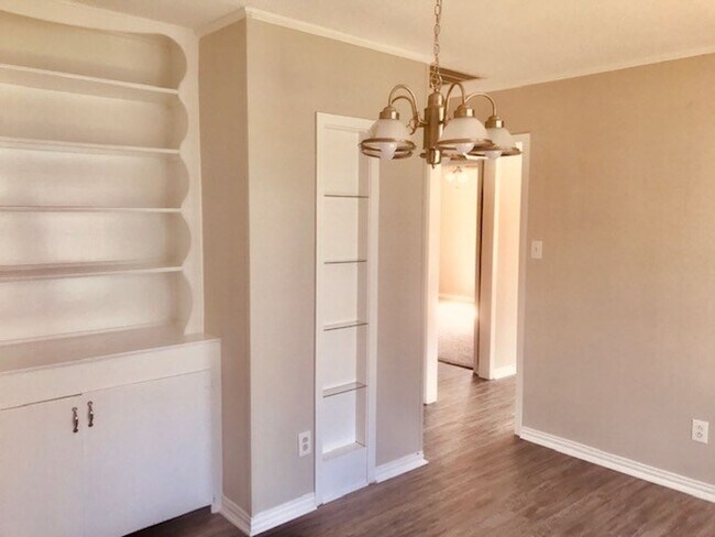 Building Photo - RECENTLY REMODELED 4 BEDROOM 2 BATH HOME I...