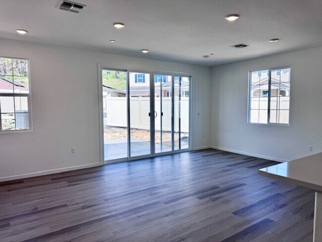 Building Photo - Lovely, spacious and brand new construction at the new Loma Rica Ranch