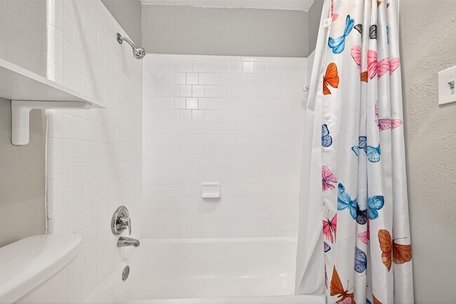 Building Photo - 10855 Meadowglen Ln