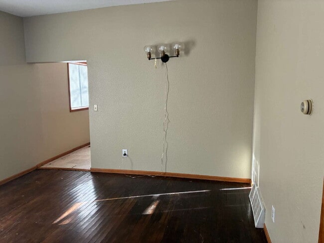 Building Photo - 2 bed 1 bath near UWEC area!