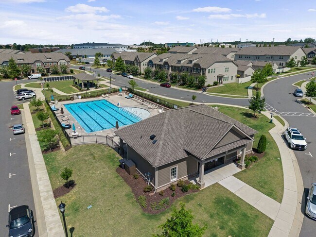 Building Photo - Beautiful 3 bed, 2.5 bath townhome in The ...
