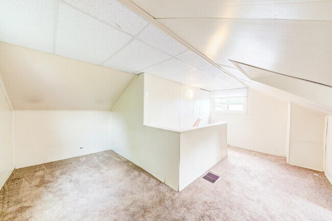 Building Photo - Available August 2024 - 3 Bedroom Home w/ ...