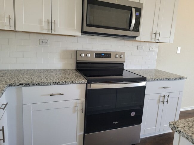 Building Photo - Spacious Family Home in Overlook at Creeks...