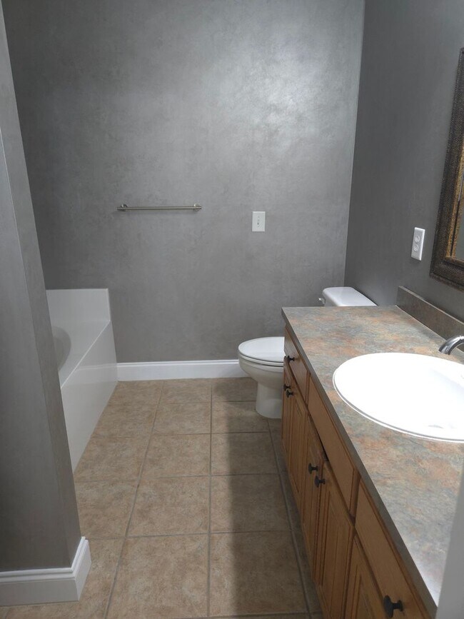 Building Photo - FOR RENT in NORTH COLUMBUS! Available NOW!