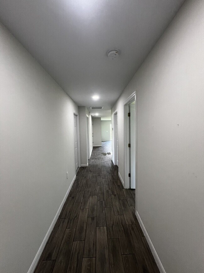 Building Photo - Haunt Your Dream Home: 3BR Duplex With Chi...