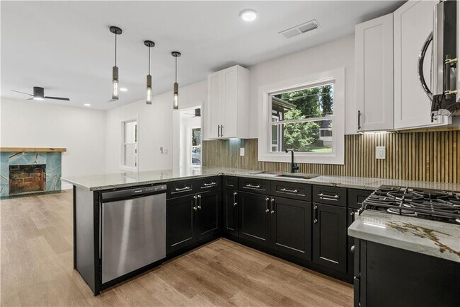 Building Photo - 1658 Altadena Pl SW