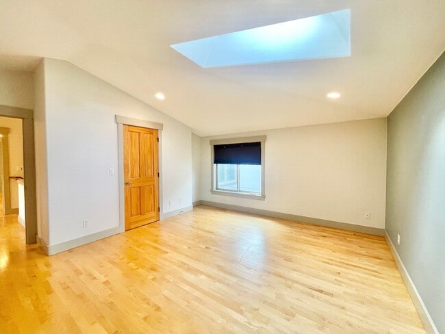 Building Photo - AVAILABLE NOW 3 BD 3.5 BA Townhome in Fremont