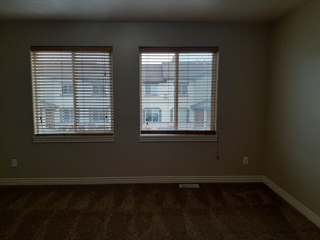 Building Photo - 2 bed 1.5 bath Lincoln Park Townhome!