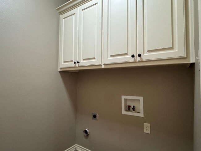 Building Photo - 939 Redbud Ln