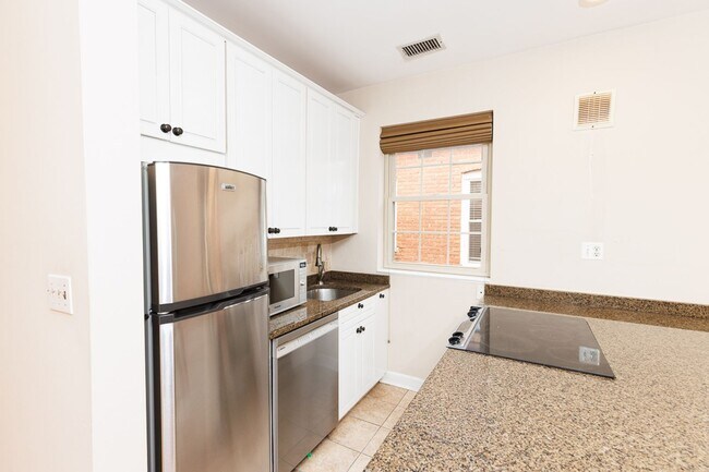 Building Photo - Large Sunny Dupont Two-Bed Condo Rental with Parking!