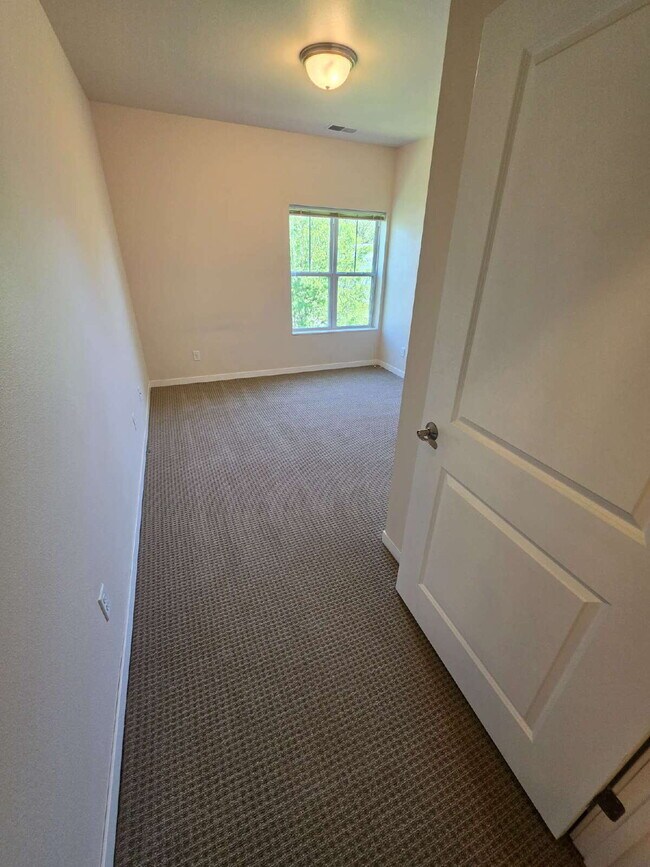 Building Photo - 2 Bedroom | 1 Bathroom 2nd Floor Apartment Available OCTOBER 1ST!