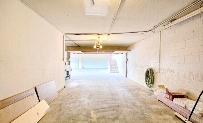 Building Photo - Amazing West LA Location - 2 bd / 2.5 ba T...