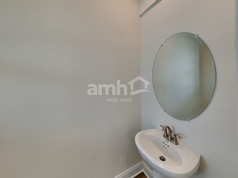 Building Photo - 5654 Oesterle Rd