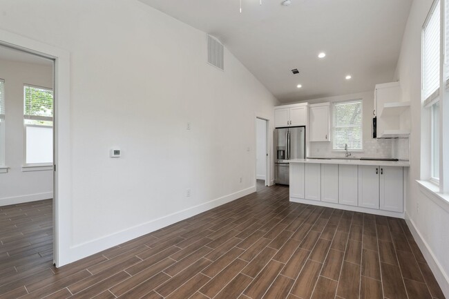 Building Photo - BRAND NEW: Rosedale 2 BR / 1 BA Garage Apt...