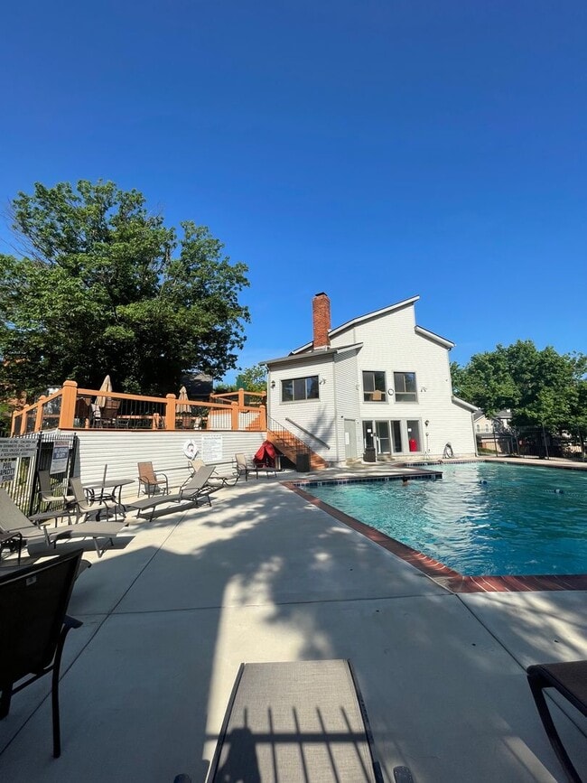 Building Photo - Ladue Schools - Spacious 2B/2B CONDO in Br...