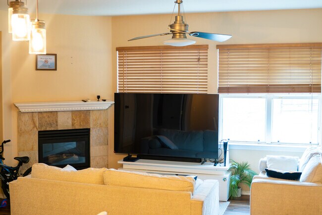 Building Photo - 2 bed 2 bath Condo
