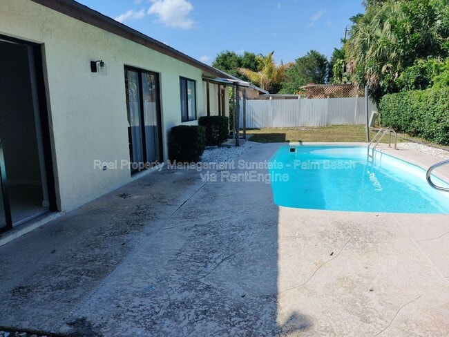 Building Photo - 609 White Water Dr