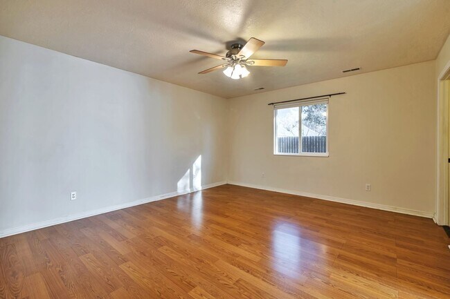 Building Photo - 3 Bed - 2.5 Bath, Beautiful Home in Ogden - Fully Fenced Yard! - Available on June 10th!