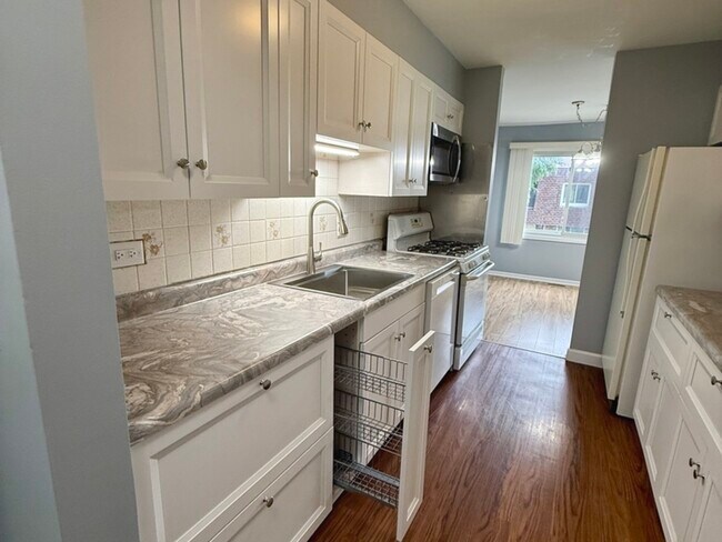 Building Photo - 3026 Roberts Dr