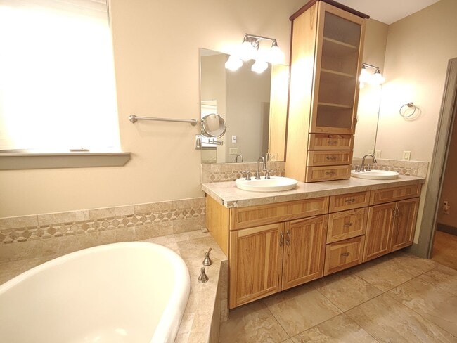 Building Photo - Single Level 4 Bedroom 3 Bath Beauty