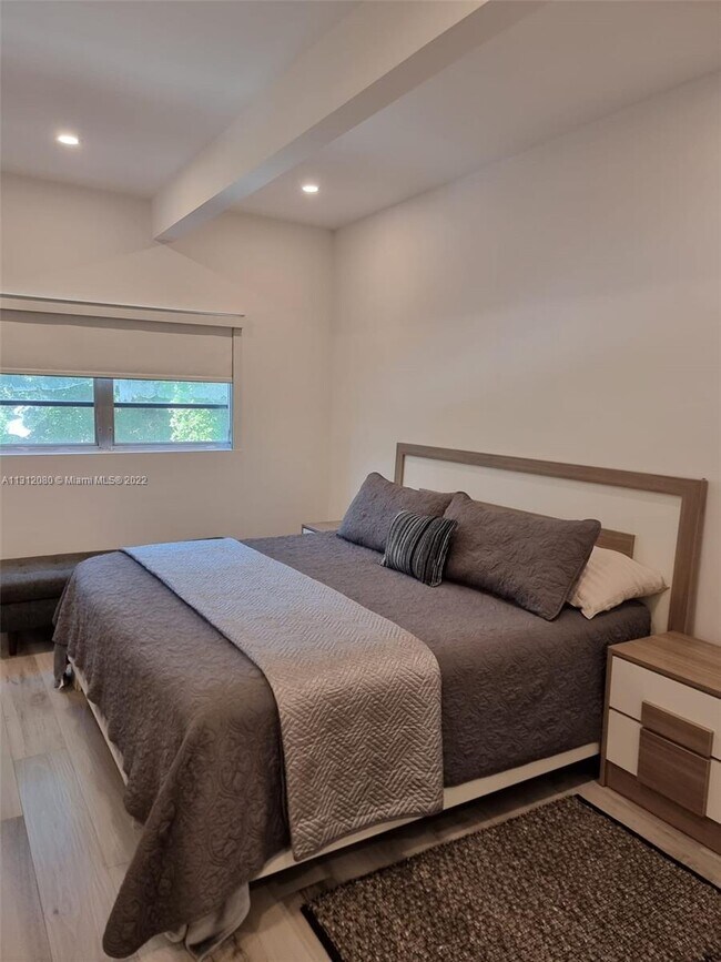 Building Photo - 12105 NE 11th Pl