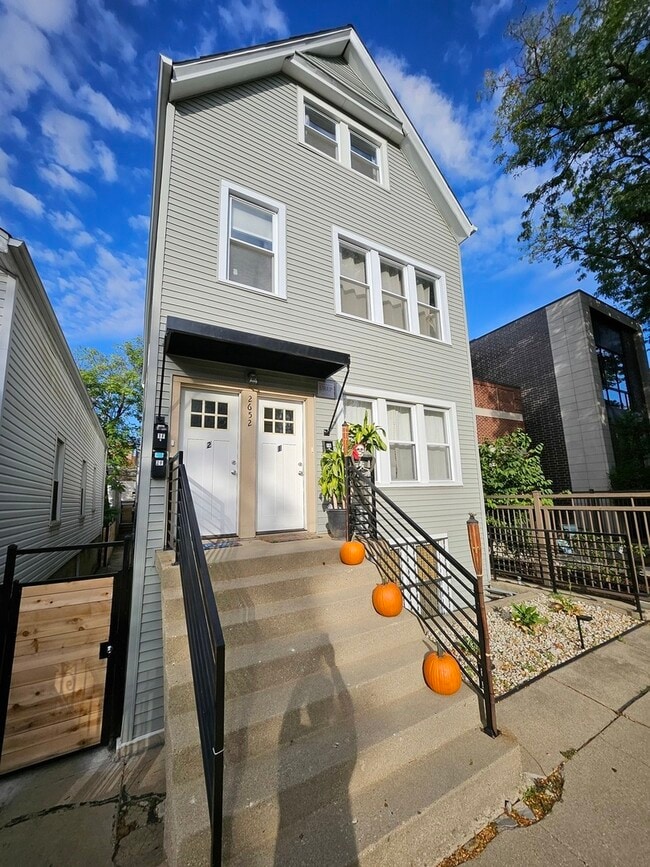 Building Photo - 2652 N Marshfield Ave