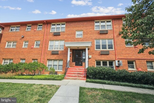 Building Photo - 2030 N Woodrow St