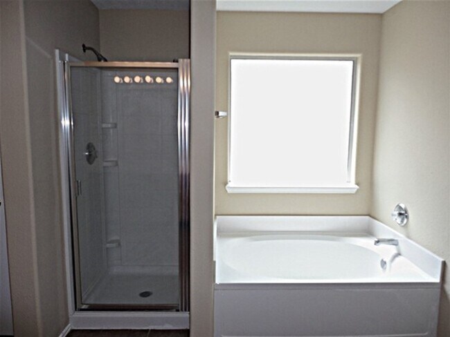Building Photo - 18227 Thicket Grove Rd