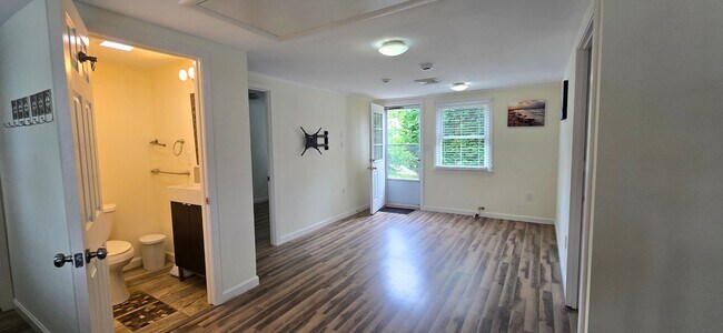 Building Photo - Charming 3BR First-Floor Condo – Walk to B...