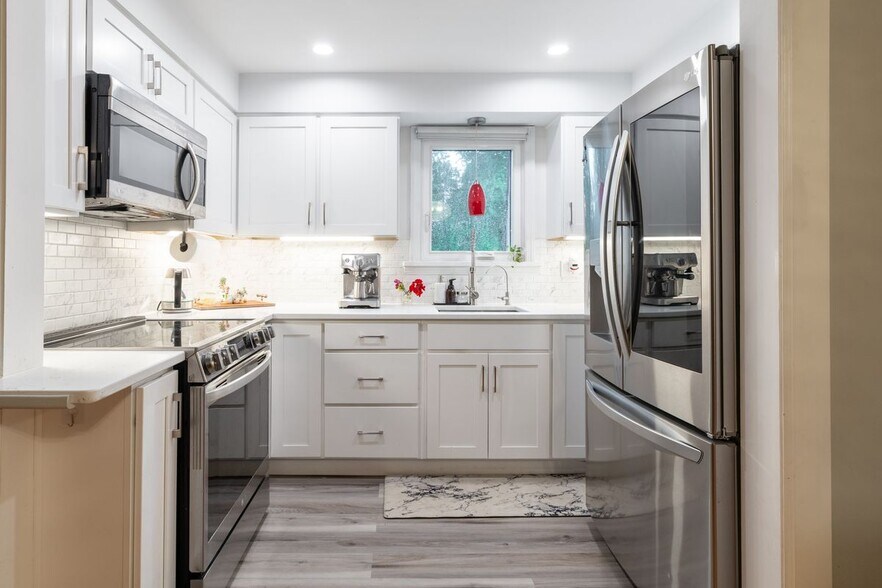 Building Photo - 410 Farmington Ave