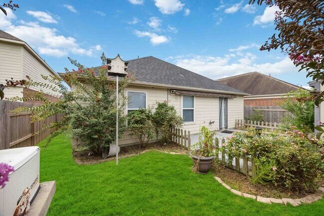Building Photo - Great Location, wonderful Schools, 1 Block...
