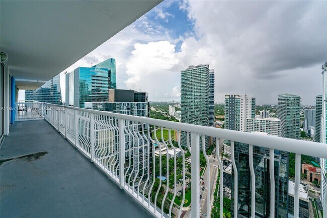Building Photo - 1200 Brickell Bay Dr