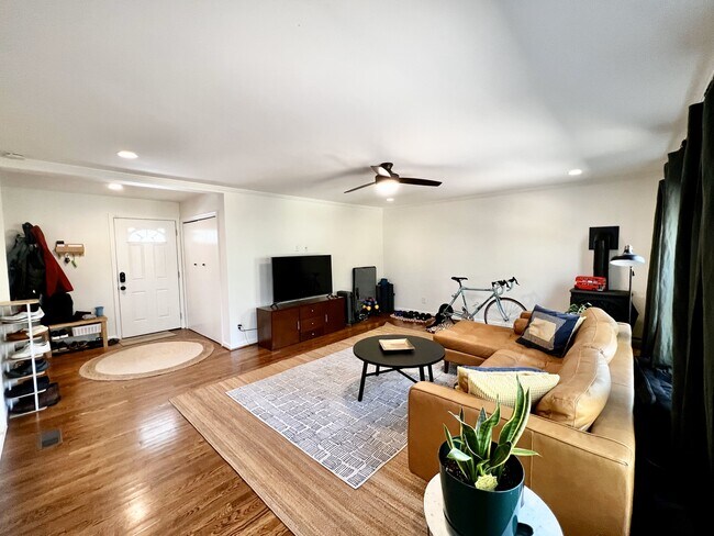Building Photo - 2228 Meadowvale Dr NE