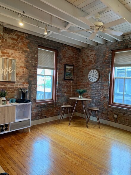 Primary Photo - 413 Locust St