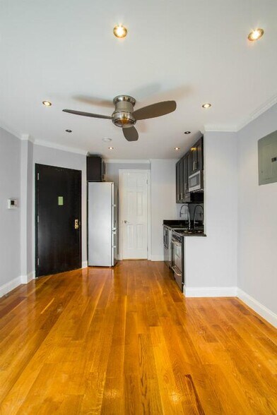 Building Photo - 437 W 53rd St