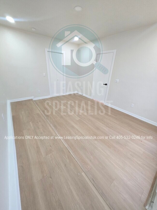 Building Photo - Spacious Village 3 Bed 2 Bath Home!