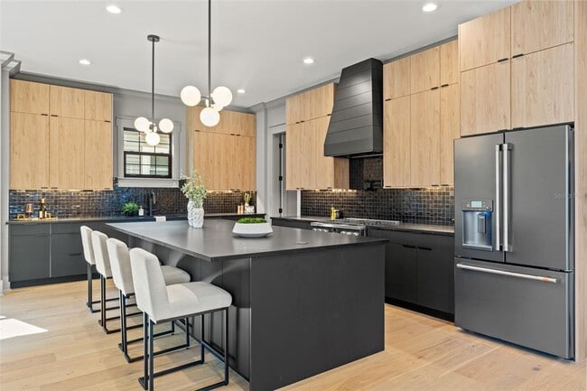 Building Photo - 807 W Park Ave