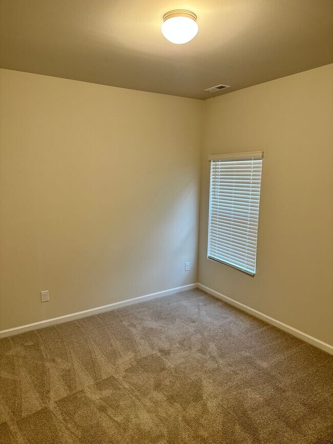 Building Photo - 2805 Plantation Way