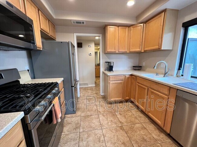 Building Photo - 2353 E Miramonte Cir