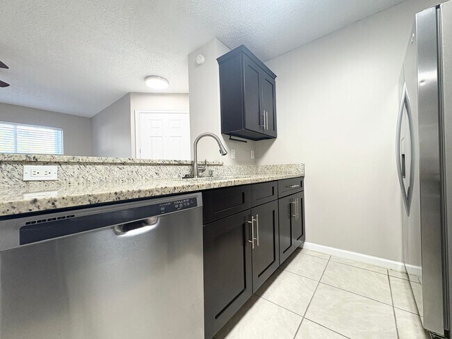 Building Photo - Lake Mary Condo ~ Fresh Paint, Tile Flooring, Updated Kitchen/Bath!