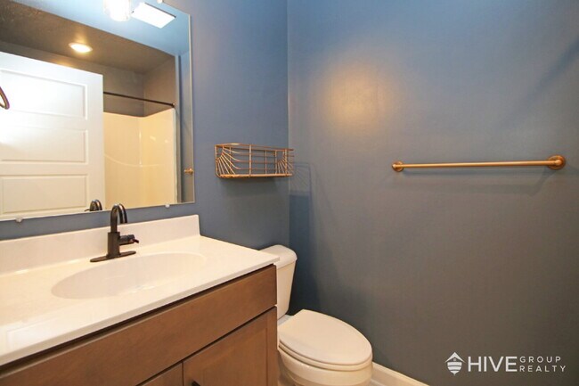 Building Photo - "Impressive 3-Bed Townhouse with Fenced in Backyard!"