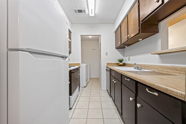 Building Photo - 9435 Pagewood Ln