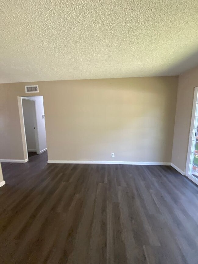 Building Photo - Updated Single Story Home Located in Orcut...