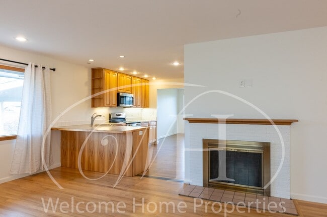 Building Photo - Spacious 5 Bedroom Home with Fenced Yard & Covered Parking