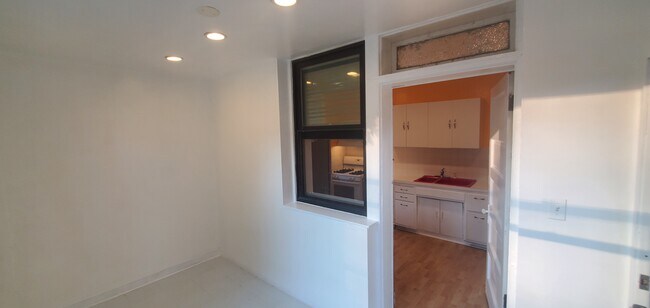 Unheated Porch - 6442 N Glenwood Ave