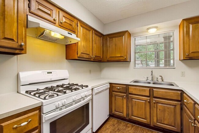 Building Photo - 2106 Rycroft Dr