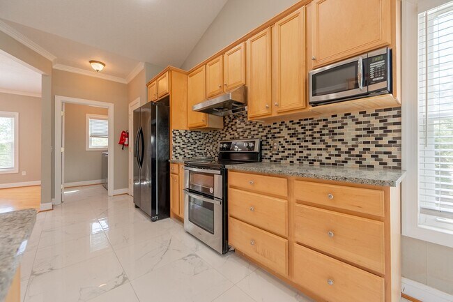 Building Photo - 1701 Stratford View Dr