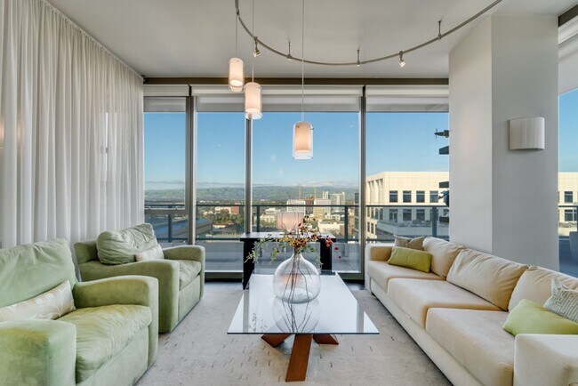 Building Photo - Gorgeous 3 Bedroom Condo with Huge Outdoor Space at Axis