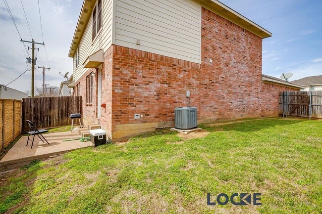 Building Photo - Cozy 2 bed, 1.5 Bath Townhome with Fenced ...